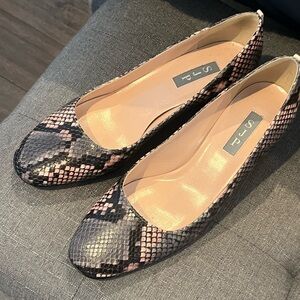 Sarah Jessica Parker SJP Women's Snakeskin Pattern Block Heals - Black and Pink
